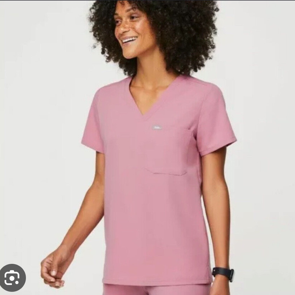 Chalk pink Catarina one pocket scrub top